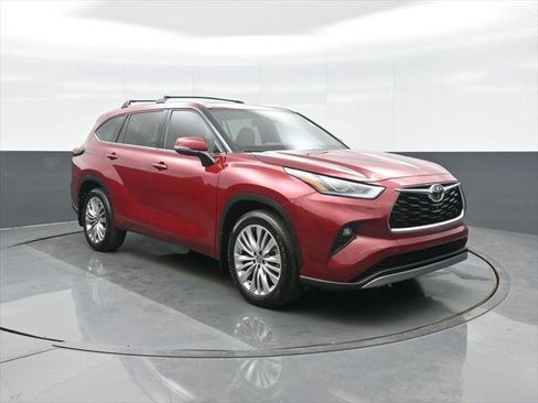 Certified 2025 Toyota Highlander LE AWD/4WD image 1