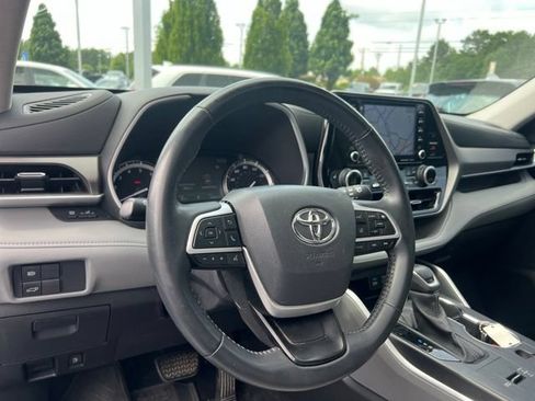 Used 2022 Toyota Highlander XLE FWD image 17