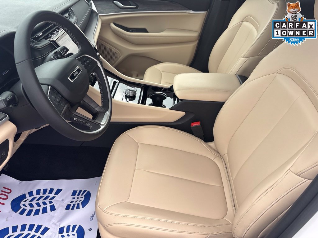 Used 2023 Jeep Grand Cherokee Limited AWD/4WD image 16