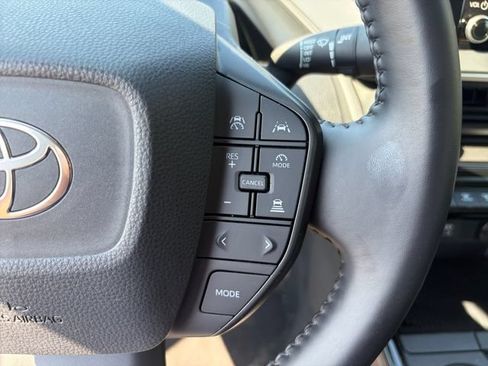 Used 2025 Toyota Prius LE FWD image 31
