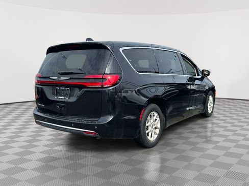 Used 2023 Chrysler Pacifica Touring-L image 6