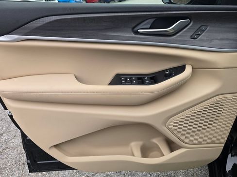 New 2025 Jeep Grand Cherokee Limited AWD/4WD image 36