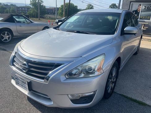Used 2015 Nissan Altima 2.5 S w/ Special Edition Package FWD image 2