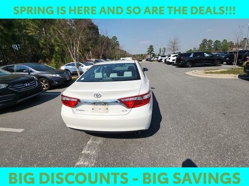 Used 2015 Toyota Camry XLE w/ Moonroof Package image 11