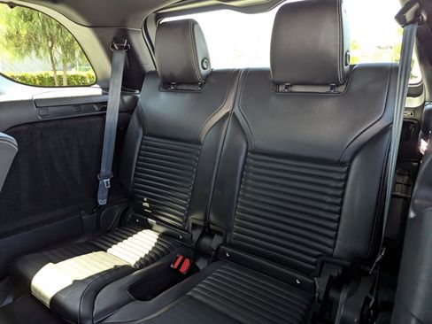 Used 2023 Land Rover Discovery S R-Dynamic image 33