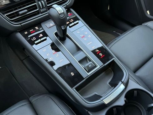 Used 2025 Porsche Macan image 22