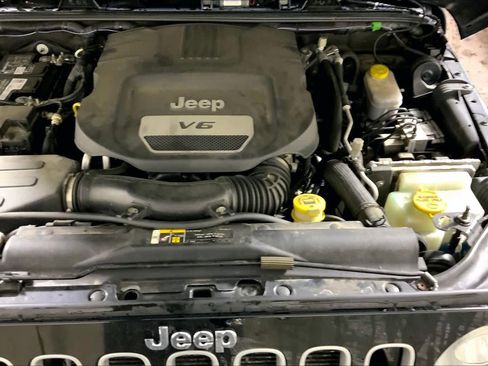 Used 2017 Jeep Wrangler Unlimited Sahara w/ Connectivity Group image 32