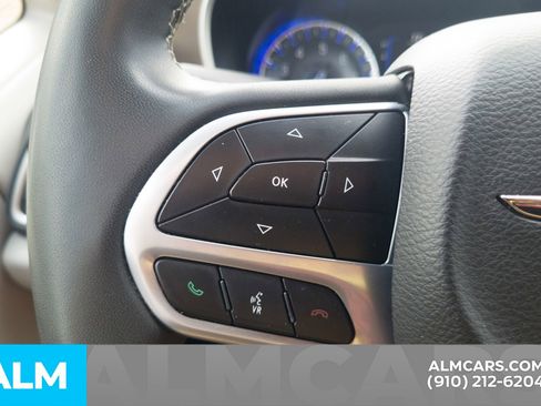 Used 2022 Chrysler Voyager LX image 16