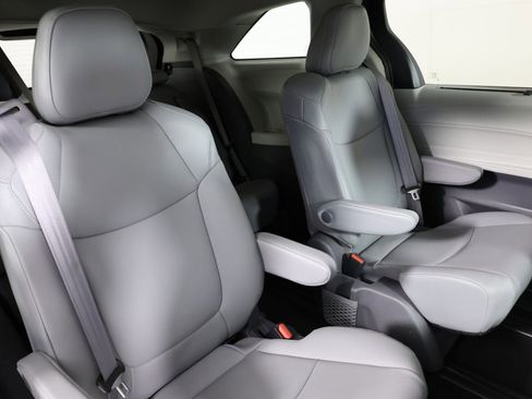 Used 2021 Toyota Sienna XLE image 33