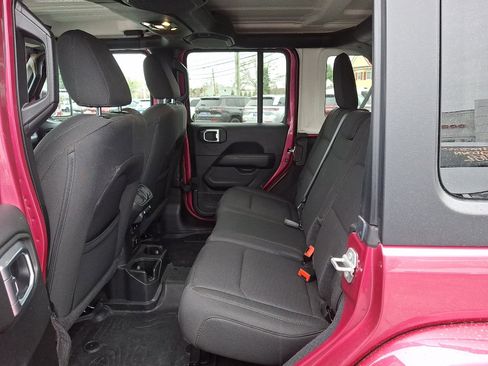 Used 2022 Jeep Wrangler Unlimited Sahara w/ Cold Weather Group AWD/4WD image 10