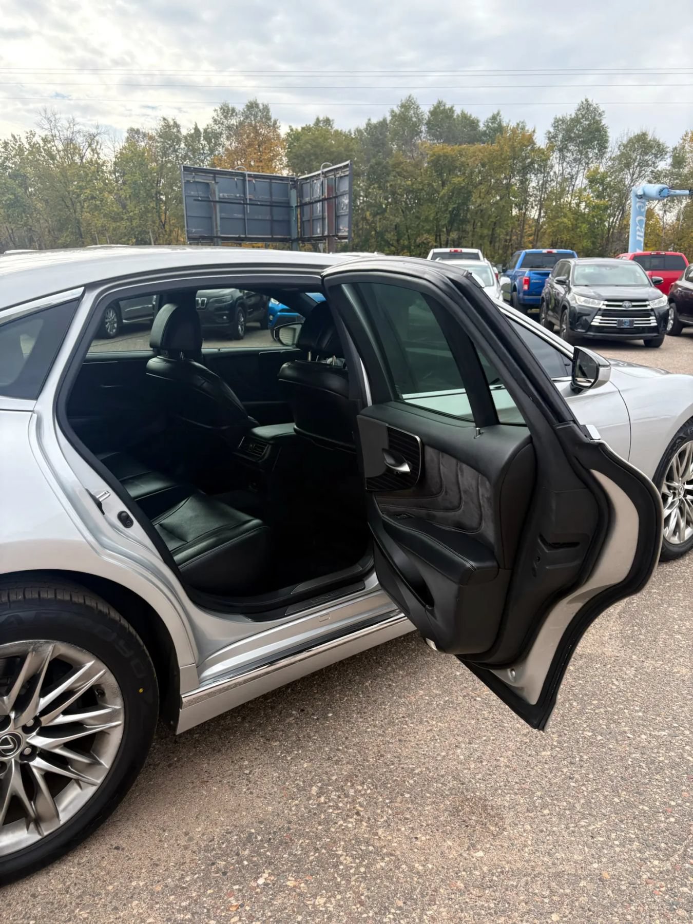 Used 2018 Lexus LS 500h AWD w/ Accessory Package (Z1) image 40