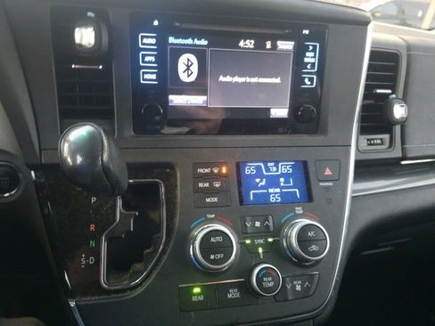 Used 2017 Toyota Sienna SE Premium image 18