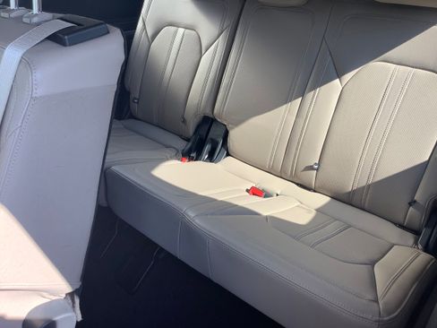 Used 2024 Ford Expedition Limited image 11