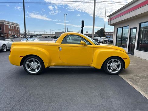 Used 2004 Chevrolet SSR Reg Cab 116.0 WB LS w/ Preferred Equipment Group image 4