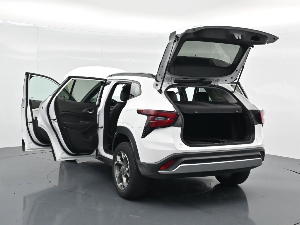 Used 2025 Chevrolet Trax LT FWD image 34