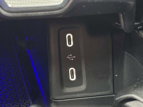 Used 2025 Mercedes-Benz GLC 300 4MATIC image 28
