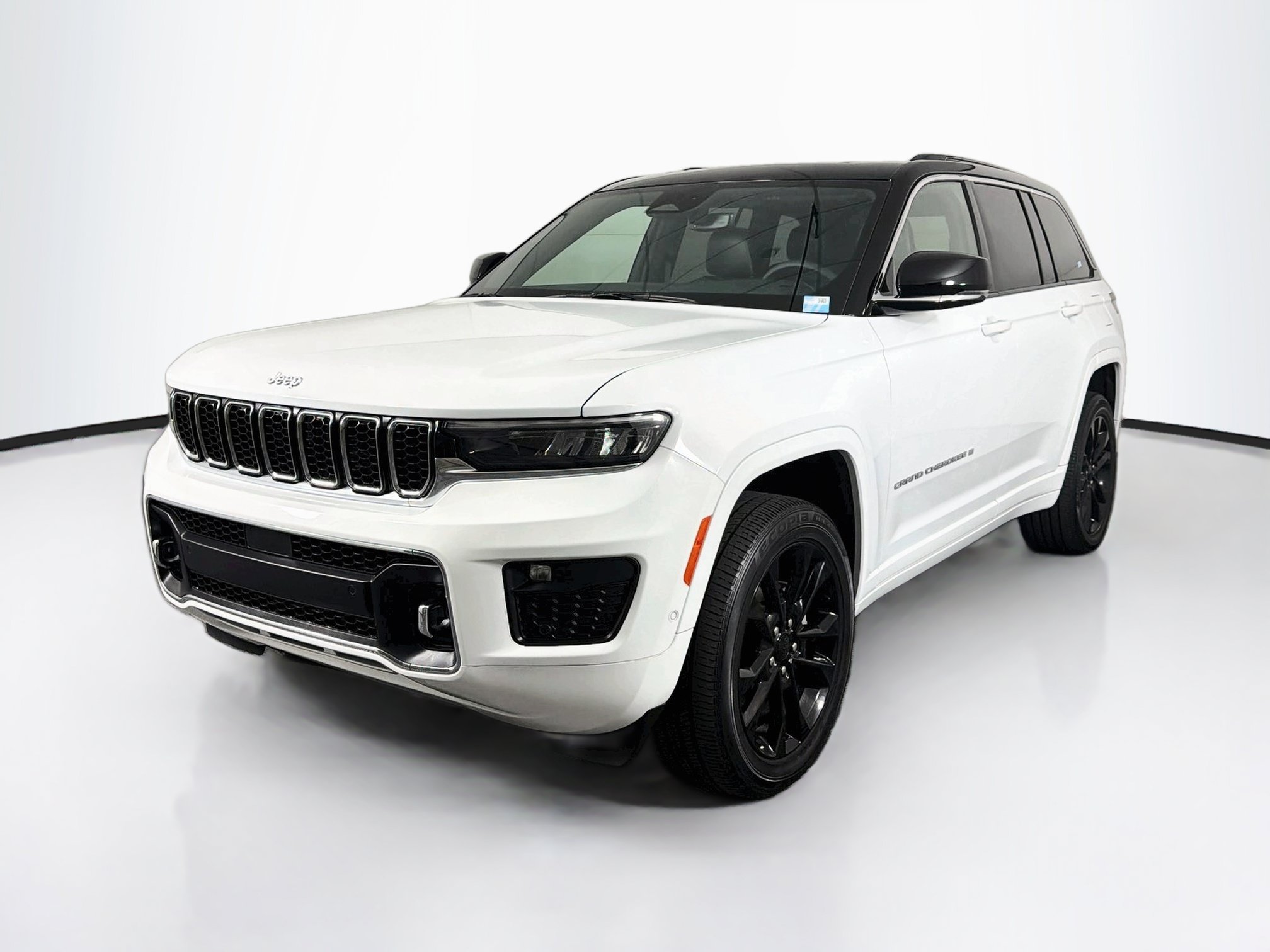 Used 2024 Jeep Grand Cherokee Overland w/ Trailer Tow Package AWD/4WD image 3