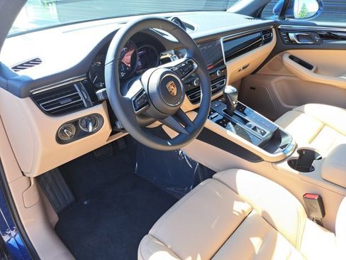 Certified 2025 Porsche Macan AWD/4WD image 4