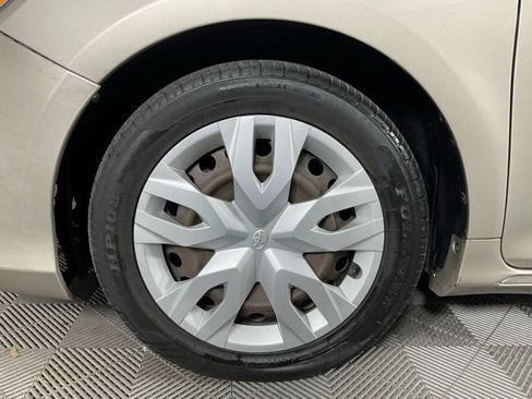 Used 2013 Toyota Camry XLE w/ Leather Pkg image 10