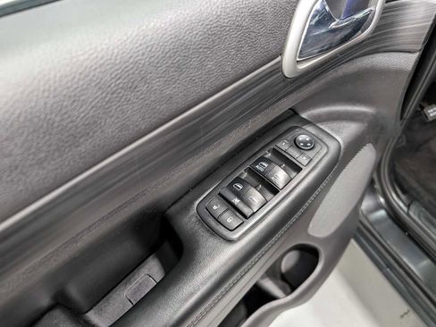 Used 2019 Jeep Grand Cherokee Laredo image 37