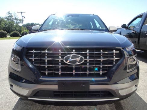 Used 2023 Hyundai Venue Limited FWD image 2