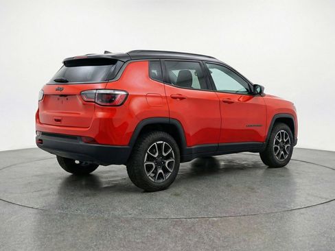 Used 2025 Jeep Compass Trailhawk AWD/4WD image 9
