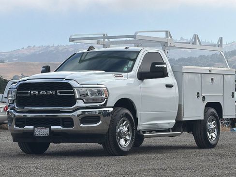Used 2024 RAM 2500 Tradesman w/ Chrome Appearance Group RWD image 9