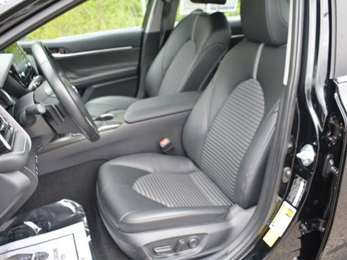 Used 2023 Toyota Camry SE FWD image 9