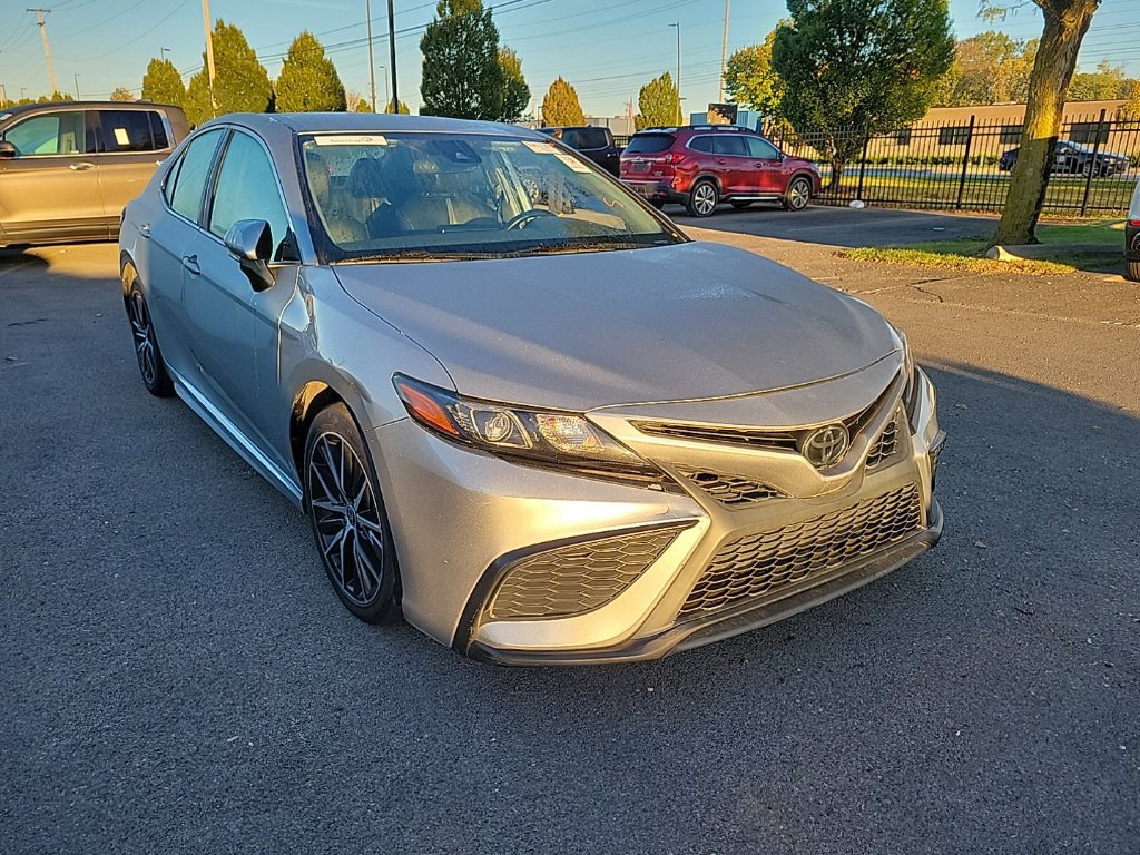 Used 2022 Toyota Camry SE FWD image 3