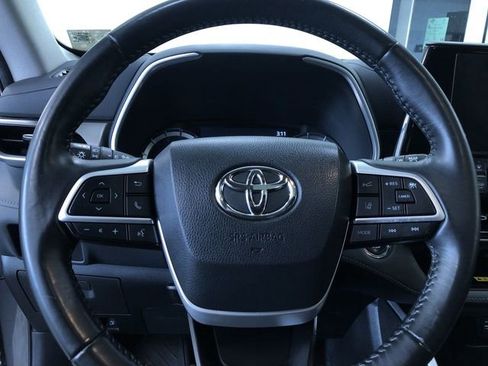 Used 2023 Toyota Highlander XLE image 26