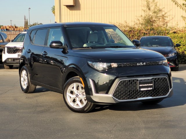 Used 2025 Kia Soul LX w/ LX Technology Package FWD image 2