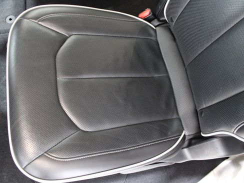 Used 2023 Chrysler Pacifica Limited FWD image 17