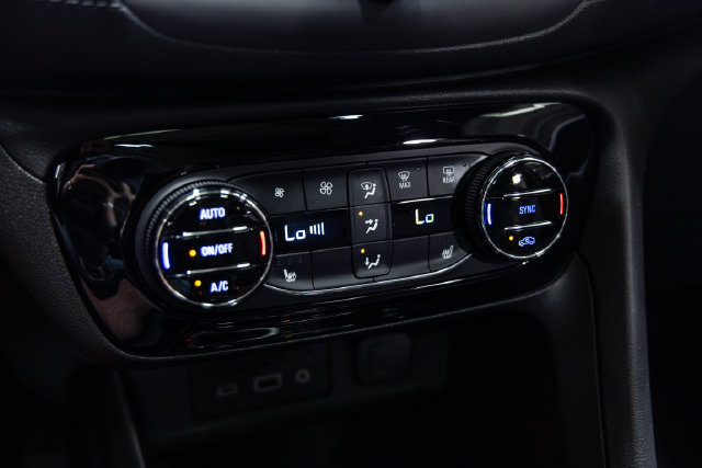 Used 2020 Buick Encore GX Essence w/ Experience Buick Package FWD image 19