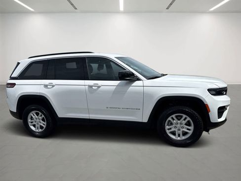 Used 2024 Jeep Grand Cherokee Laredo AWD/4WD image 6
