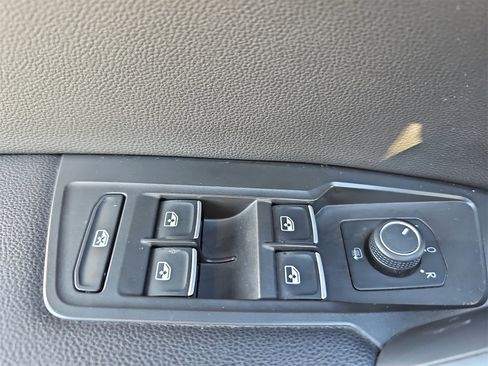 Used 2020 Volkswagen Tiguan SE image 28