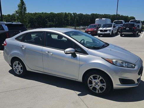 Used 2016 Ford Fiesta SE FWD image 3