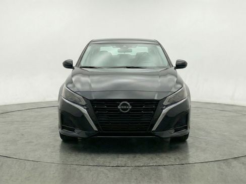 Used 2025 Nissan Altima 2.5 SV FWD image 2