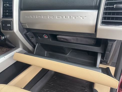 Used 2019 Ford F250 Lariat w/ Chrome Package image 24