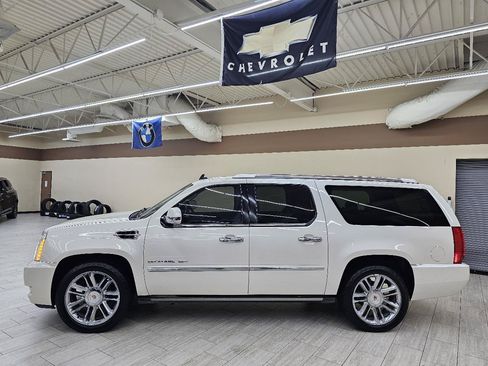 Used 2013 Cadillac Escalade ESV Platinum RWD image 9