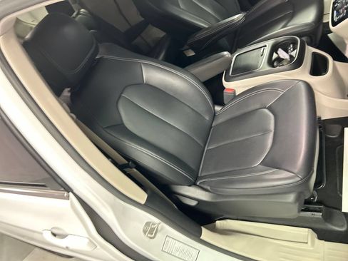 Used 2024 Chrysler Pacifica Touring-L FWD image 26
