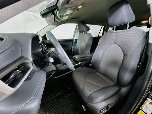 Certified 2024 Toyota Highlander AWD image 2