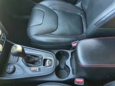 Used 2019 Jeep Cherokee Trailhawk image 15