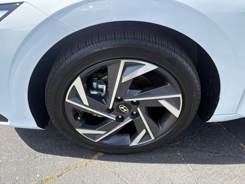 Used 2025 Hyundai Elantra SEL image 31