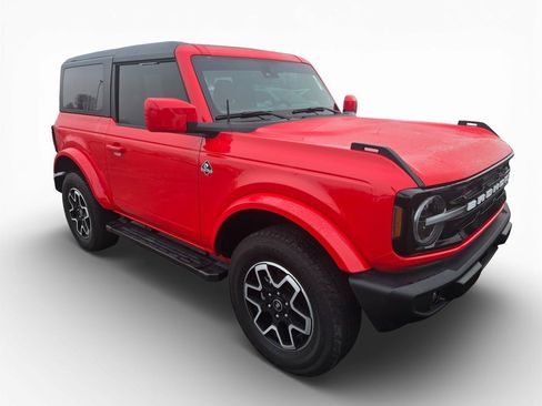 Used 2023 Ford Bronco Outer Banks image 2