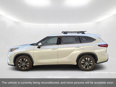 Used 2022 Toyota Highlander XLE FWD image 9