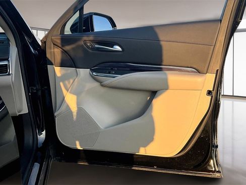 Used 2023 Cadillac XT4 Luxury w/ Cold Weather Package image 19