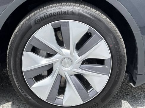 Used 2024 Tesla Model Y Long Range AWD/4WD image 25
