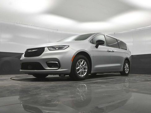 Used 2024 Chrysler Pacifica Touring-L FWD image 40
