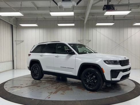New 2026 Jeep Grand Cherokee Laredo image 2