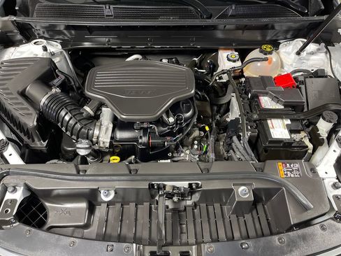 Used 2023 GMC Acadia SLT FWD image 9